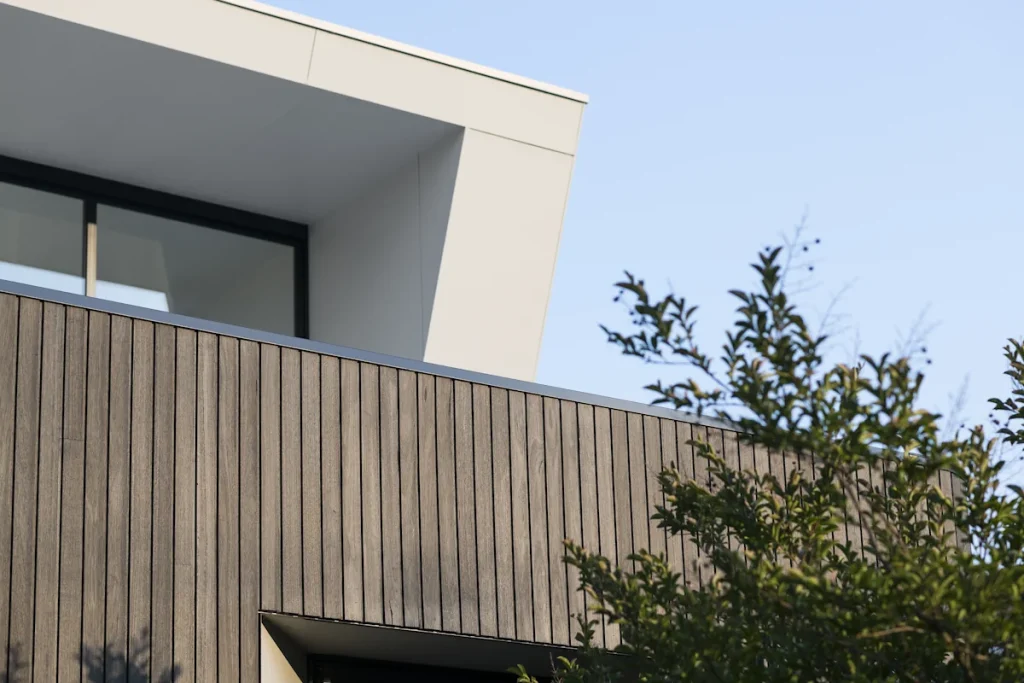Voici pourquoi votre maison mérite une façade bardage bois et enduit